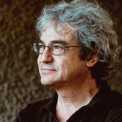 portrait photo of Carlo Rovelli