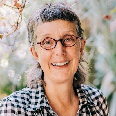 portrait photo of Robyn Annear