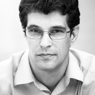 portrait photo of Steven Galloway