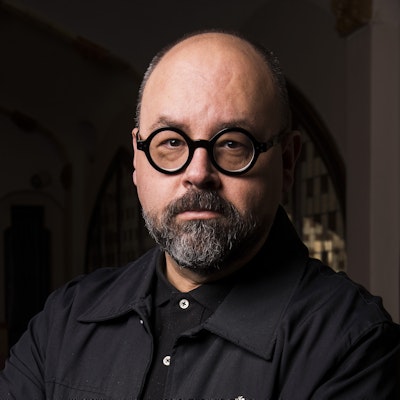 portrait photo of Carlos Ruiz Zafon