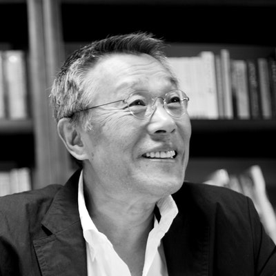 portrait photo of Hwang Sok-Yong