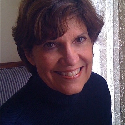 portrait photo of Lynne Olson