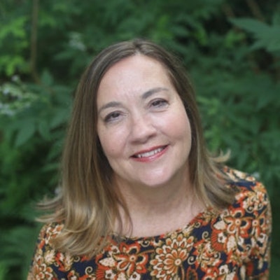 portrait photo of Lynn Cullen