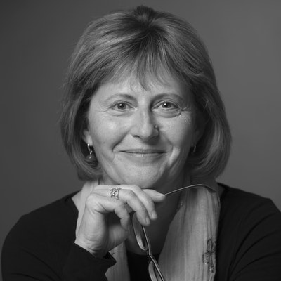 portrait photo of Lesley Kara
