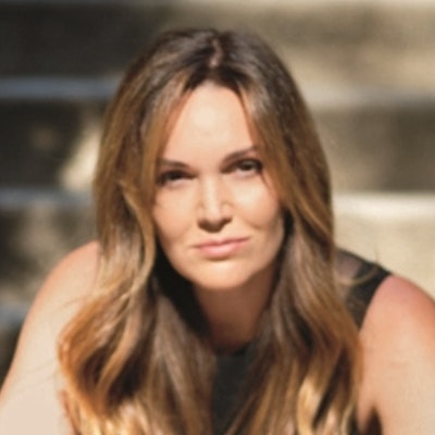 portrait photo of Amaryllis Fox