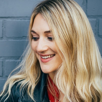portrait photo of Lauren Bravo