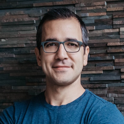 portrait photo of Ozan Varol