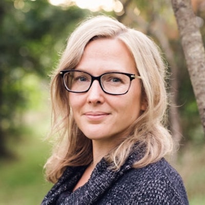 portrait photo of JENNIFER DUGAN