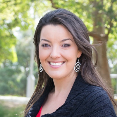 portrait photo of Lynette Noni