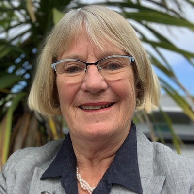 portrait photo of Sue Saunders
