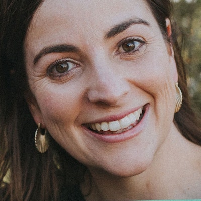 portrait photo of Davina Bell