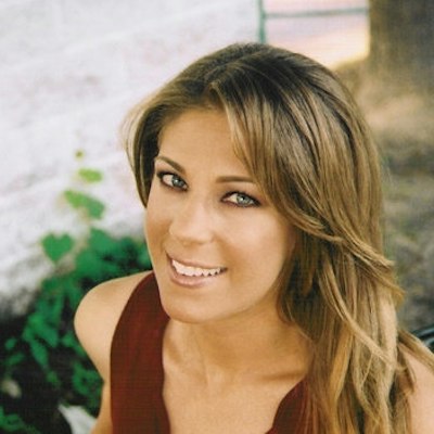 portrait photo of Alexandra Robbins