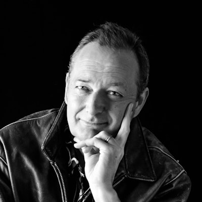 portrait photo of Simon Rowe