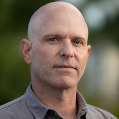 portrait photo of Jason Dearen