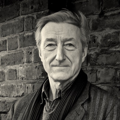 portrait photo of Julian Barnes