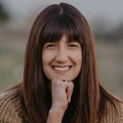 portrait photo of Heather Avis