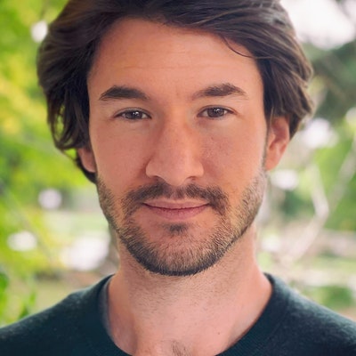 portrait photo of Simon Howe