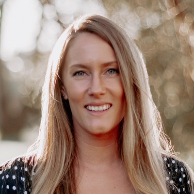 portrait photo of Rachel Tomlinson
