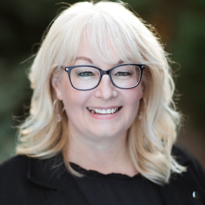 portrait photo of Lynn Painter