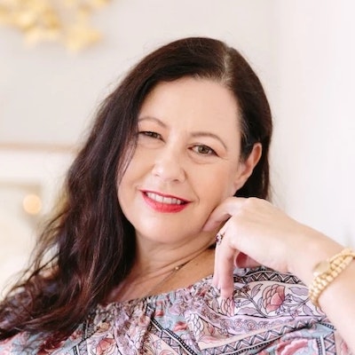 portrait photo of Kate Forsyth