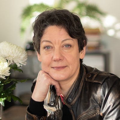 portrait photo of Helen Macdonald