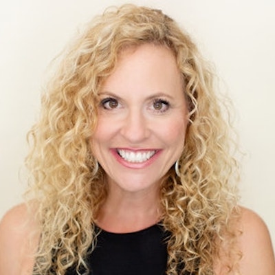 portrait photo of Robyn Thomson