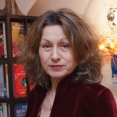 portrait photo of Lesley Downer