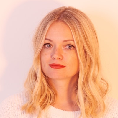 portrait photo of Laura Steven
