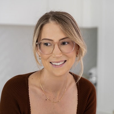 portrait photo of Sarah Bell