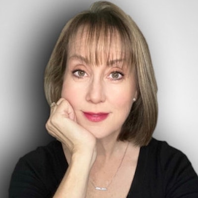 portrait photo of Jenn McKinlay