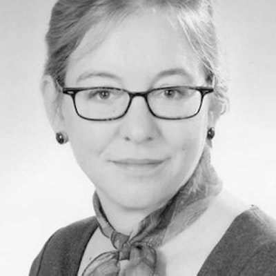 portrait photo of Jennifer Armstrong