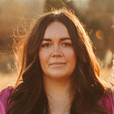 portrait photo of Holly Renee