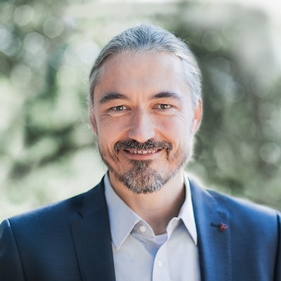 portrait photo of Thomas Hübl