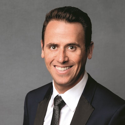 portrait photo of Oz Pearlman