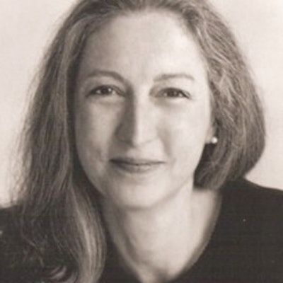 portrait photo of Stephanie Spinner