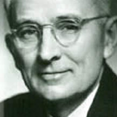 portrait photo of Dale Carnegie