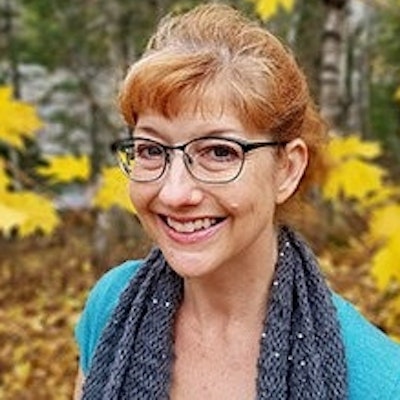 portrait photo of Laura Purdie Salas