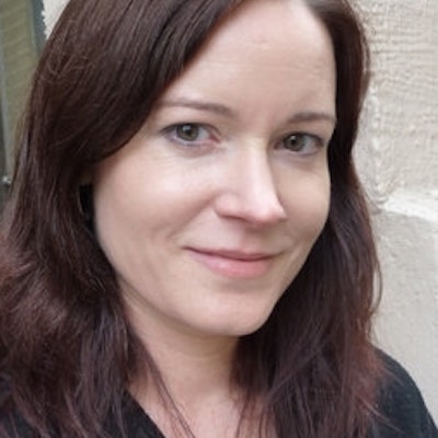portrait photo of Lisa Lutz