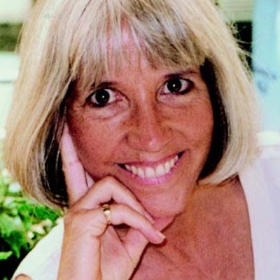 portrait photo of Jeanne DuPrau
