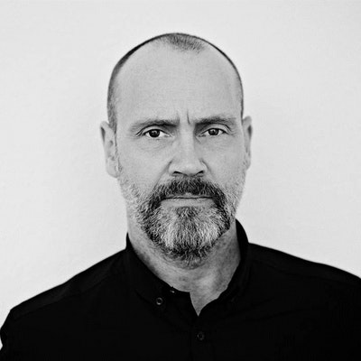 portrait photo of Simon Beckett