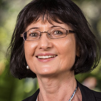 portrait photo of Dr Sarah Edelman