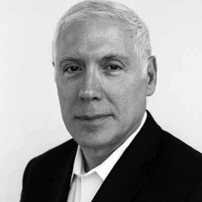 portrait photo of Stephen Grosz