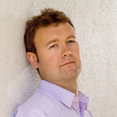 portrait photo of Simon Kernick