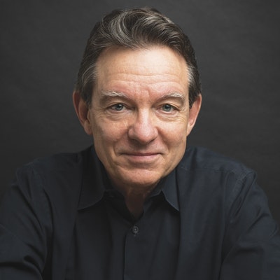 portrait photo of Lawrence Wright