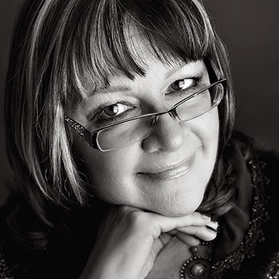 portrait photo of Kathy Fray
