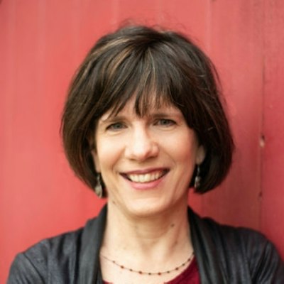 portrait photo of Shelley Pearsall