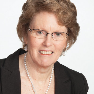 portrait photo of Lesley Elliott