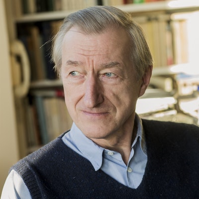 portrait photo of Julian Barnes