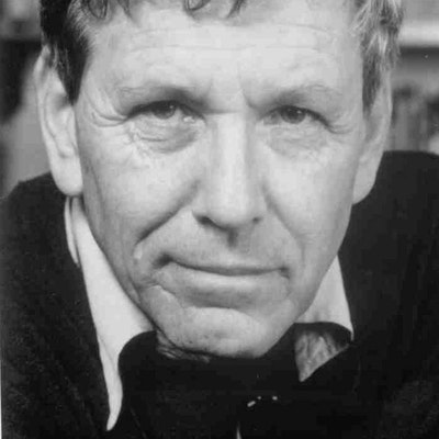 portrait photo of Amos Oz