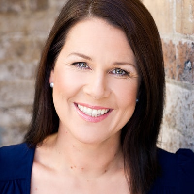 portrait photo of Julia Morris